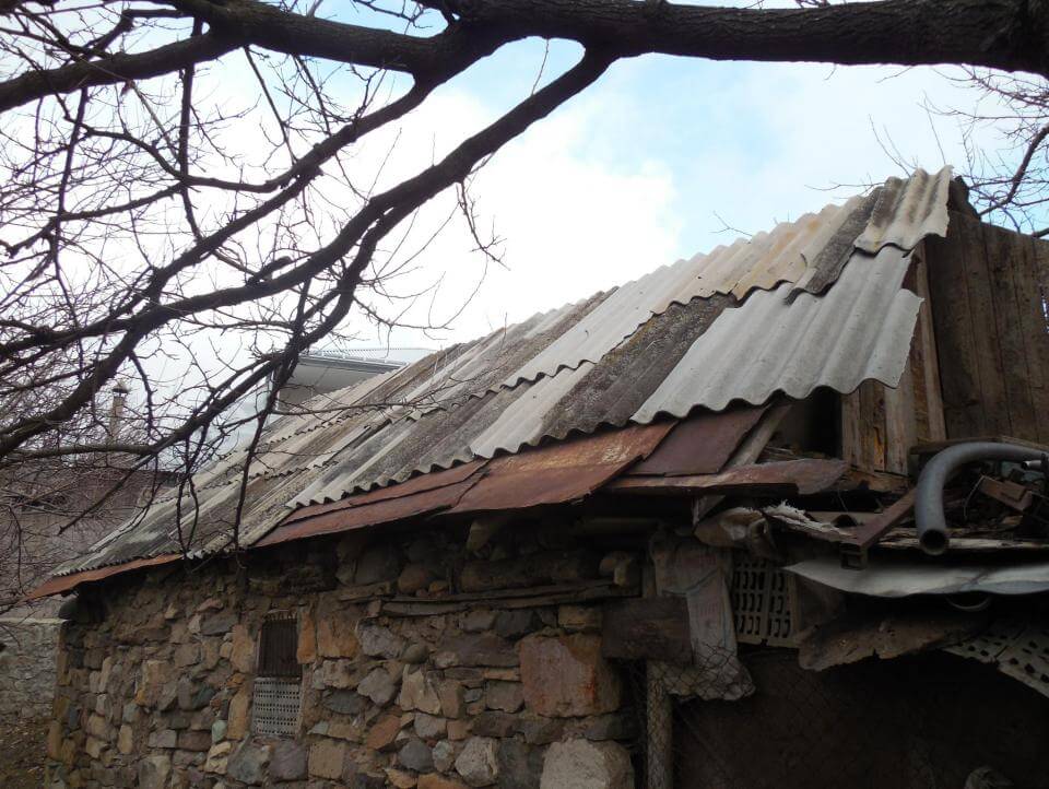The-roof-of-their-barn-is-in-need-of-repairs
