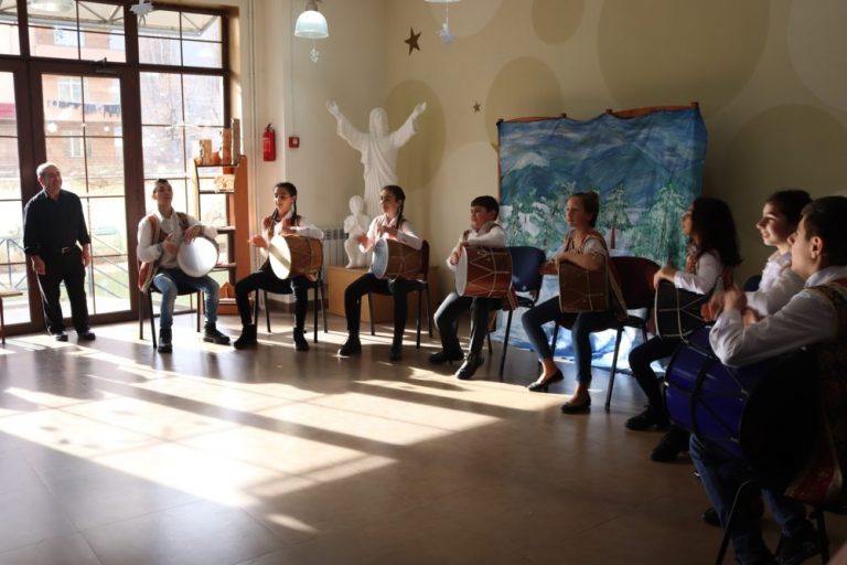 Students during their dhol lession at the Vanadzor Orran Center.