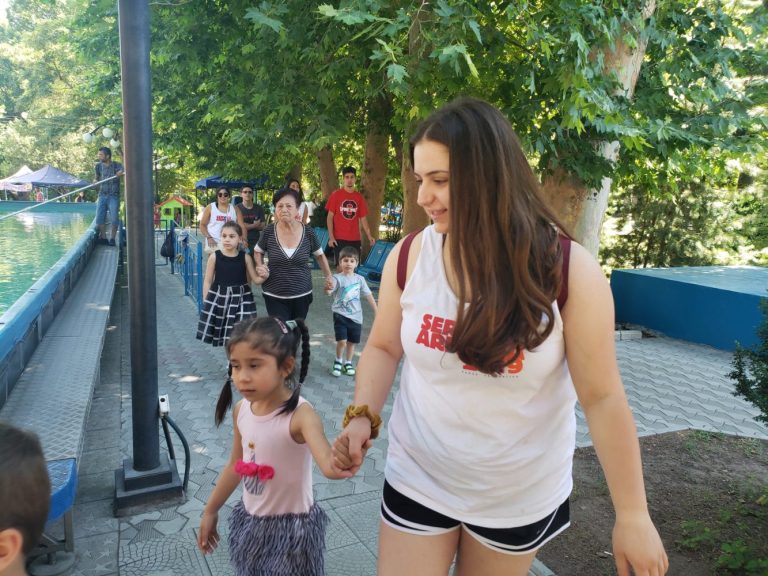 The children quickly made friends with SERVICE Armenia participants.