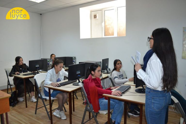 Nor Luyce mentees during a computer training session.