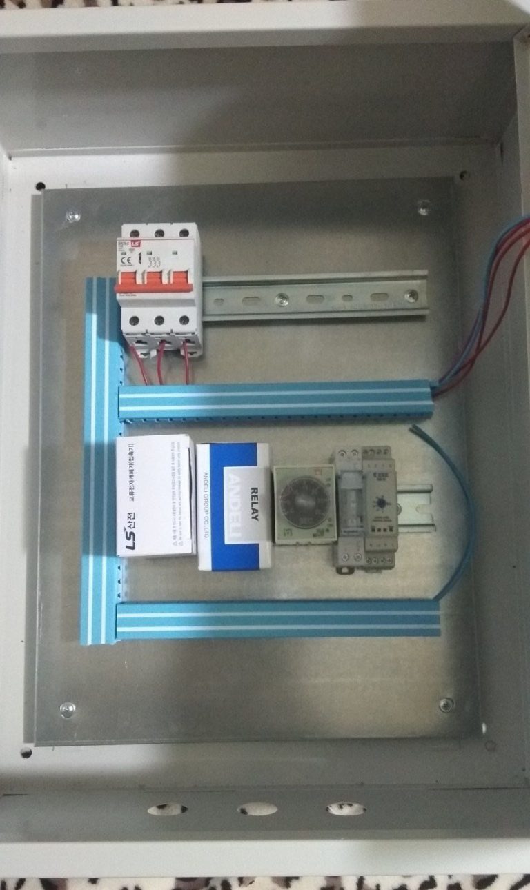 Automatic relays ensure the proper operation of the pumps.