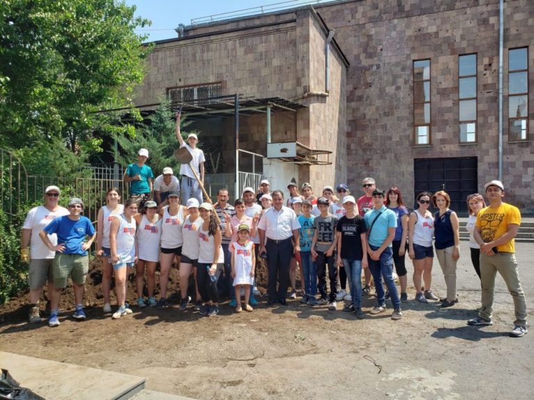 Farewell photo with SERVICE Armenia 2019, Paros staff, volunteers, and Nor Hachen residents and museum staff.
