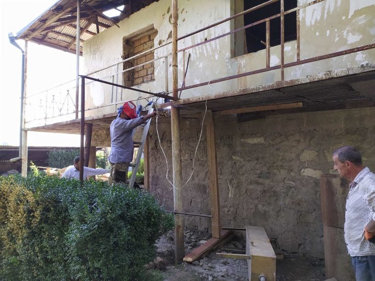New metal supports were added and replaced those that were damaged on the balcony around Emma's home by Azeri shelling.