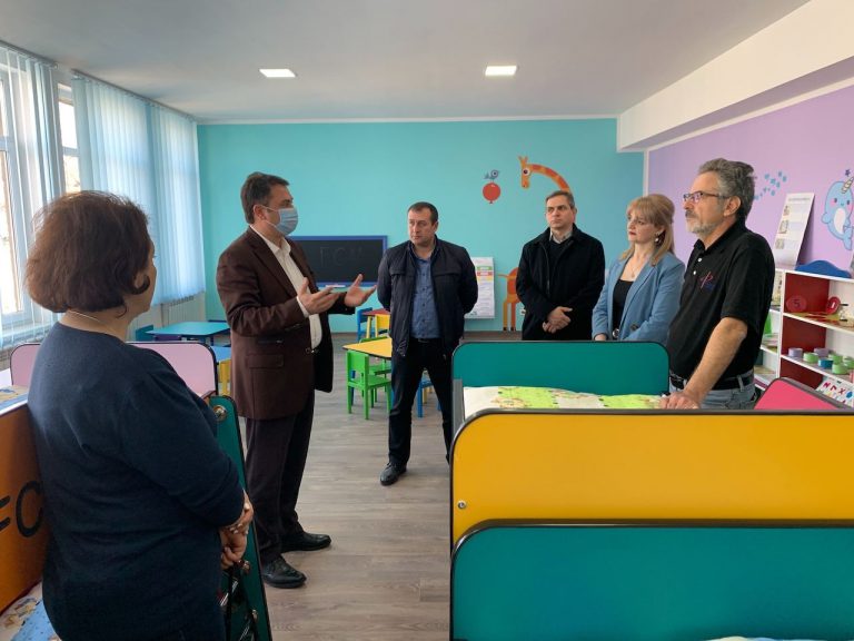 Governor Chobanyan toured the kindergarten and thanked The Paros Foundation for solving this important need for the community.